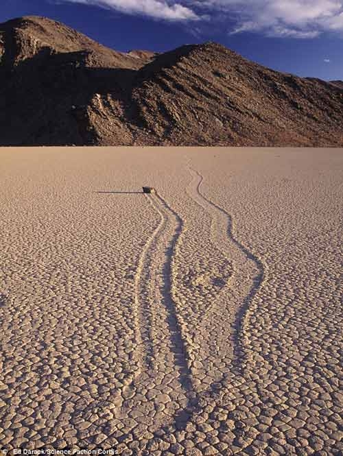 سنگ های روان دره مرگ ؛ پدیده ای عجیب در بیابانهای آمریکا